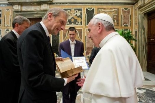 Il Papa incontra i sindaci. Rita Rossa lo invita ad Alessandria