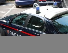 Giovane picchiava i coetanei per portargli via i cellulari: denunciato dai Carabinieri