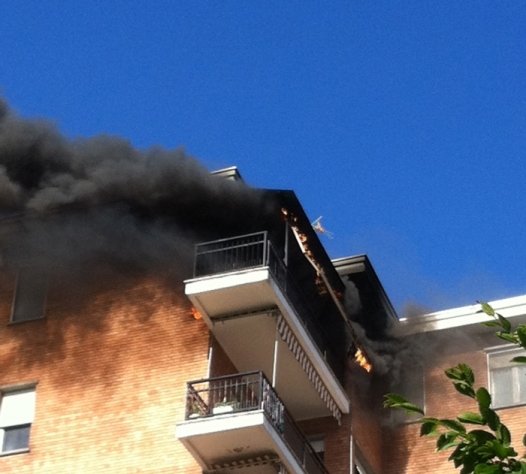 Spento l’incendio a Valenza: le fiamme si erano sprigionate da un appartamento [FOTO]