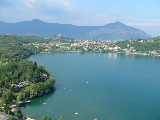 In Piemonte i laghi più belli sono ad Avigliana. A Vernazza (in Liguria) spiaggia a ‘5 vele’
