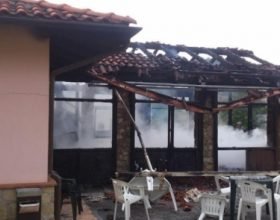 Distrutta dalle fiamme la tettoia della pizzeria della piscina di Prasco