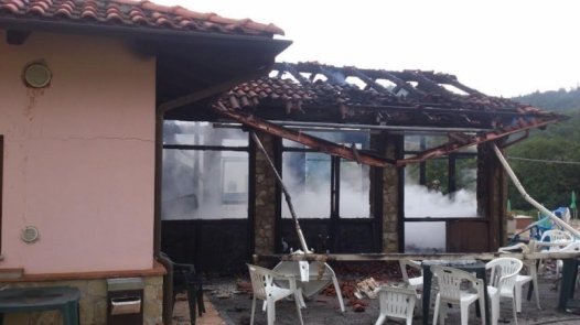 Distrutta dalle fiamme la tettoia della pizzeria della piscina di Prasco