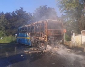 Distrutto dalle fiamme il bus per Valenza: Riaperta al traffico la Colla
