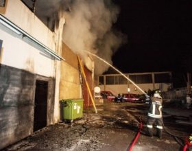 Vasto incendio nella notte in un capannone a Silvano d’Orba