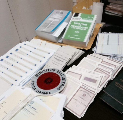 Centinaia di documenti falsi sequestrati dalla Polizia Stradale di Alessandria