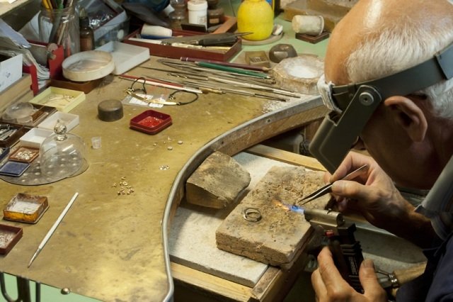 Taglio del nastro per il primo laboratorio analisi per metalli e pietre preziose in Piemonte