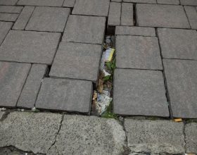 Cittadini, commercianti e amministrazioni provano a ‘tappare i buchi’ di via Bergamo