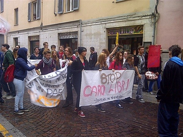 Anche ad Alessandria gli studenti scendono in piazza per dire “io non ci sto” [FOTO]