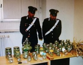 Nascondevano un chilo e mezzo di marijuana in 32 barattoli: arrestati dai Carabinieri