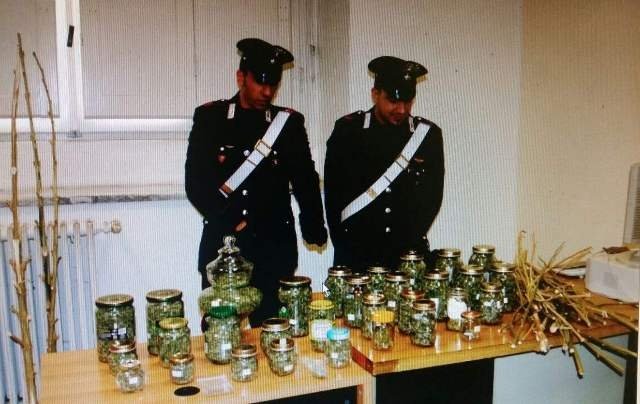 Nascondevano un chilo e mezzo di marijuana in 32 barattoli: arrestati dai Carabinieri