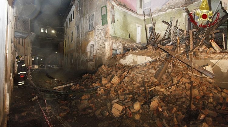 Maltempo: crollo di un edificio a Cassano [FOTO]. Altre strade chiuse o allagate