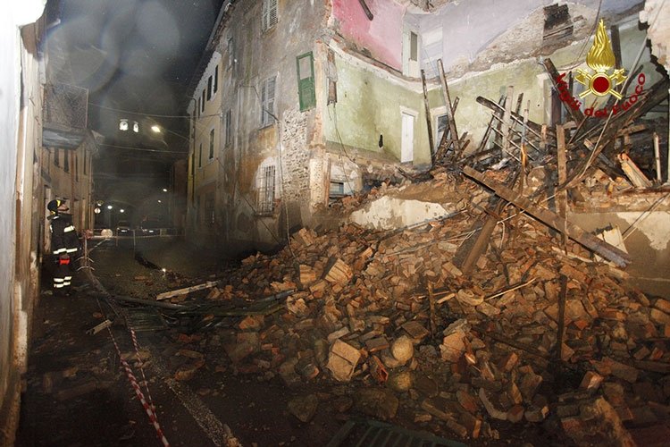 Maltempo: crollo di un edificio a Cassano [FOTO]. Altre strade chiuse o allagate