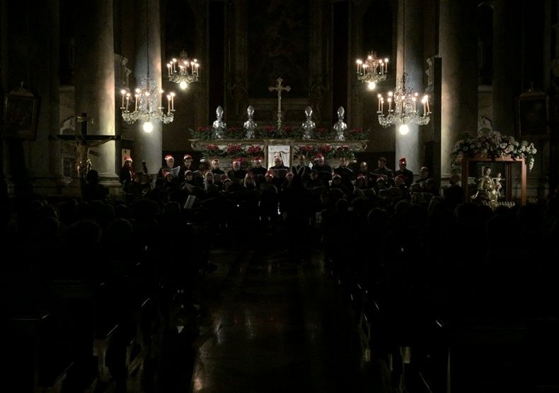Il coinvolgente medley di Natale del coro per Adulti del Conservatorio Vivaldi VIDEO