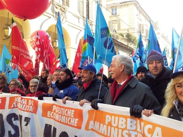 Un migliaio di lavoratori alessandrini in piazza a Torino per lo sciopero generale di Cgil e Uil 