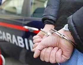 Si presenta sotto casa della ex a Valenza con un grosso coltello da cucina: arrestato 60enne