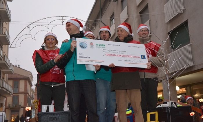 La passeggiata dei ‘Babbi Natale’ regala mille euro ai poveri di Valenza