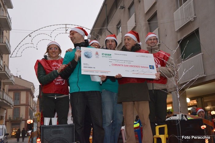 La passeggiata dei ‘Babbi Natale’ regala mille euro ai poveri di Valenza