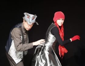 Spettacolo per famiglie al Teatro Sociale. In scena “Cappuccetto Rosso e il lupo solitario”