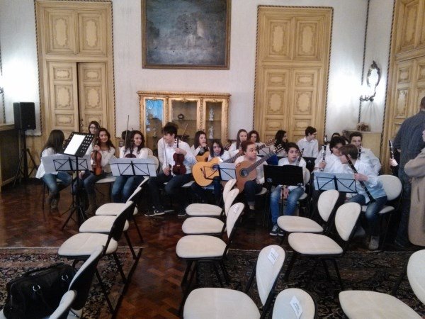 Concerto degli studenti della scuola media Pascoli in Prefettura: “Fratelli d’Italia” [VIDEO]