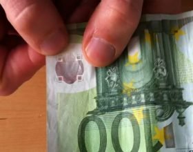 Denunciato dopo aver tentato di spendere una banconota da 100 euro falsa