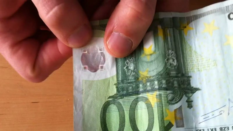 Denunciato dopo aver tentato di spendere una banconota da 100 euro falsa