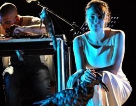 Anita Caprioli sul palco di Valenza con il suo nuovo spettacolo “La storia di Antigone”