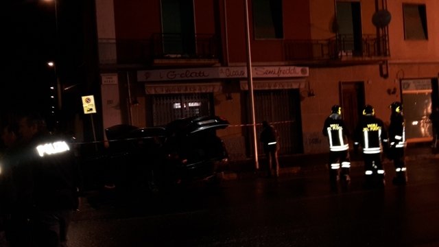 Inseguimento in Corso Acqui: Porsche Cayenne sperona auto della Polizia e poi finisce contro un palo