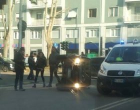 Incidente in via Marengo ad Alessandria: auto coricata su un fianco