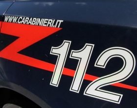 “Ho amici pericolosi”. Automobilista sfreccia con la sua auto e alla contestazione dei Carabinieri rifila una gomitata a un militare