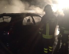A fuoco due auto in tangenziale dopo incidente: automobilisti in salvo