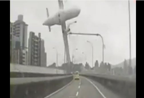 NEL MONDO: cade aereo a Taiwan. Le immagini spaventose dell’incidente [VIDEO]