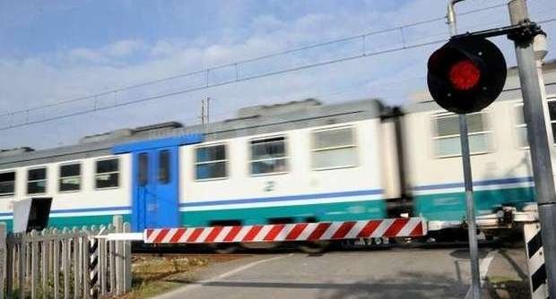 Passaggi a livello danneggiati per sette volte in un mese: vandali hanno fatto arrivare in ritardo 40 treni sulla linea Pavia-Alessandria