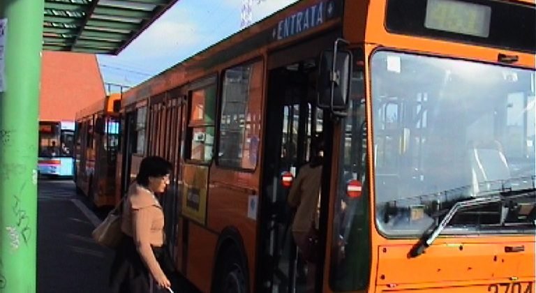 Bus guasto: passeggeri costretti a scendere e ad aspettare il mezzo successivo