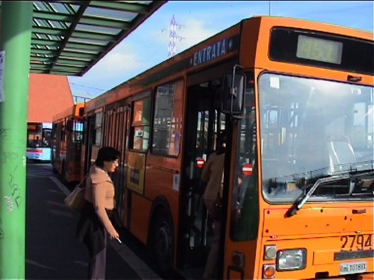 Bus guasto: passeggeri costretti a scendere e ad aspettare il mezzo successivo