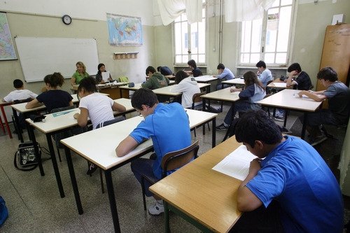 “Troppi tre mesi di vacanze per gli studenti”: il ministro Poletti scatena la polemica