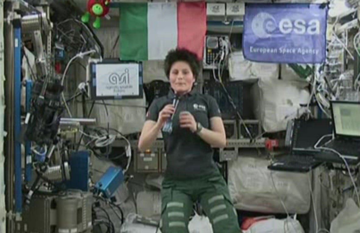 Casale nello spazio con il sorriso dell’astronauta Samantha Cristoforetti