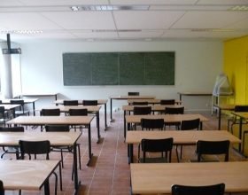 Studente 14enne dà in escandescenze in classe e scaraventa una sedia contro l’insegnante  