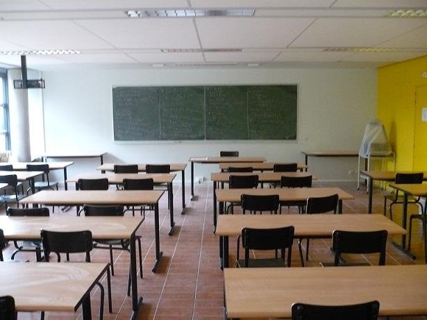 Studente 14enne dà in escandescenze in classe e scaraventa una sedia contro l’insegnante  