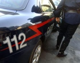 Ladri maldestri arrestati dai Carabinieri: rubano un’auto, finiscono fuori strada e poi causano incendio