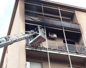Incendio in un alloggio a Valenza. Perde la vita una donna di 89 anni. Tratta in salvo la figlia 60enne [FOTO]