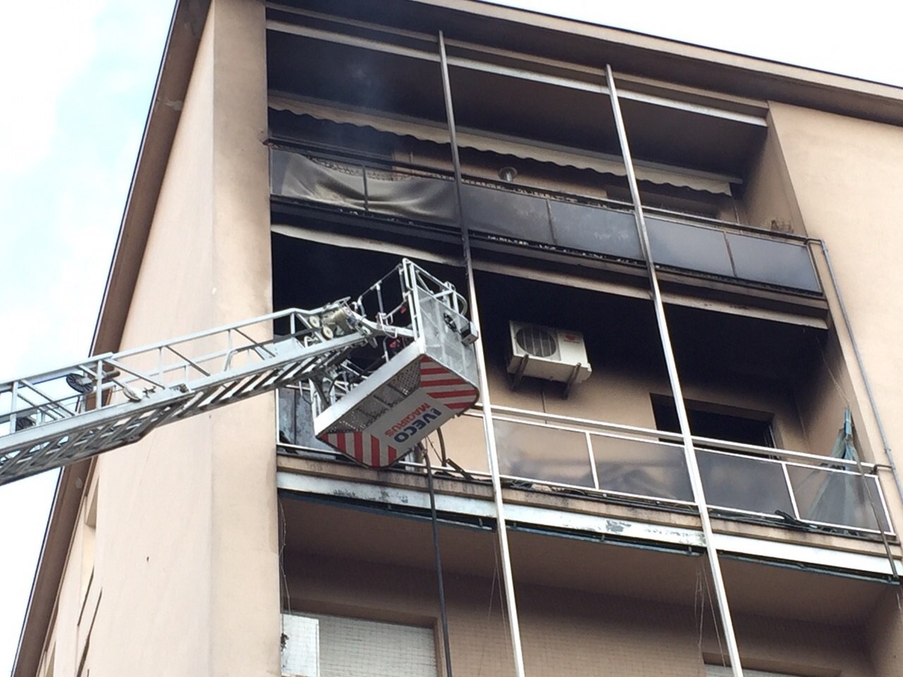 Incendio in un alloggio a Valenza. Perde la vita una donna di 89 anni. Tratta in salvo la figlia 60enne [FOTO]