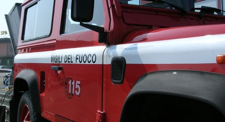 Auto in fiamme a Castelnuovo sulla A7
