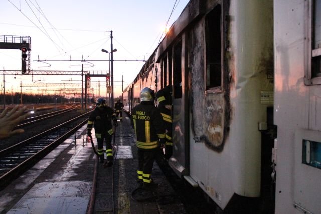 Incendio in stazione ad Alessandria: a fuoco un vagone [FOTO]