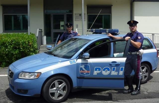 Testate, spinte e sputi ai poliziotti: dà in escandescenze in pieno centro a Ovada