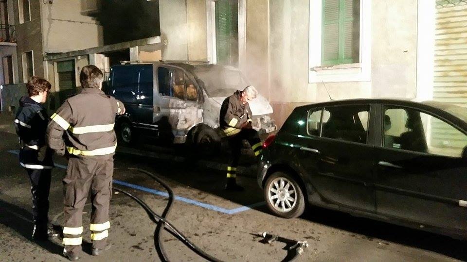 Auto e furgone in fiamme in via Ferraris [FOTO]