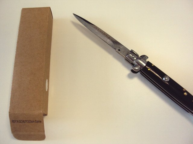 L’ufficio Dogane intercetta 2140 coltelli illegali con incise frasi minacciose