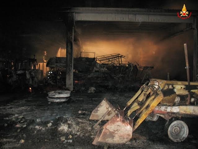 Violento incendio in un deposito agricolo nel tortonese
