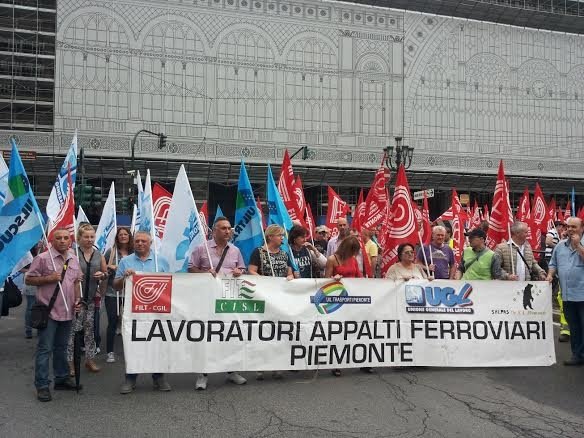 Sciopero dei ferrovieri: le immagini del corteo a Torino