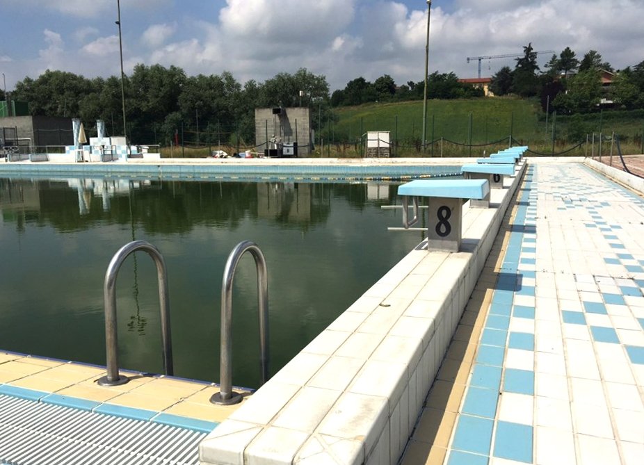 La piscina di Valenza annega nei problemi e la riapertura estiva per ora è un miraggio