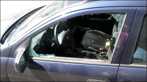 Spacca il finestrino e ruba da un’auto in sosta: arrestato dalla Polizia